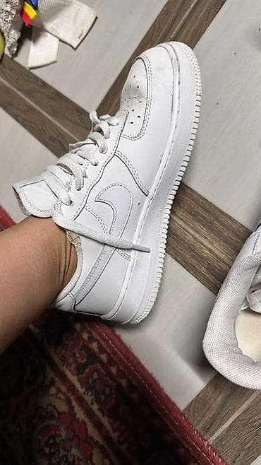 бу бут кийим: Кроссовкалар, 39, Nike, Колдонулган, түсү - Ак — 1