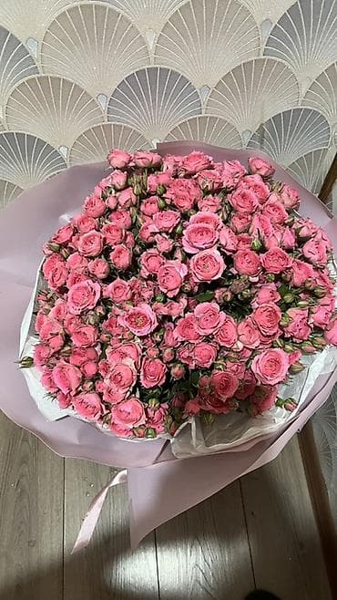 Спрей розы свежие и огромные на фото кажется маленькие