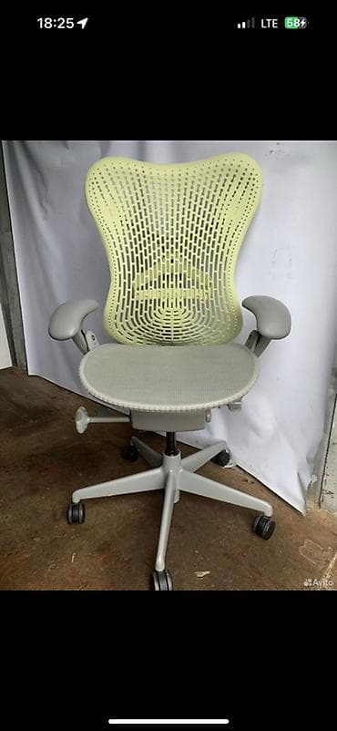 Офисные кресла: Эргономичное компьютерное кресло с сетчатой спинкой Herman Miller — 1