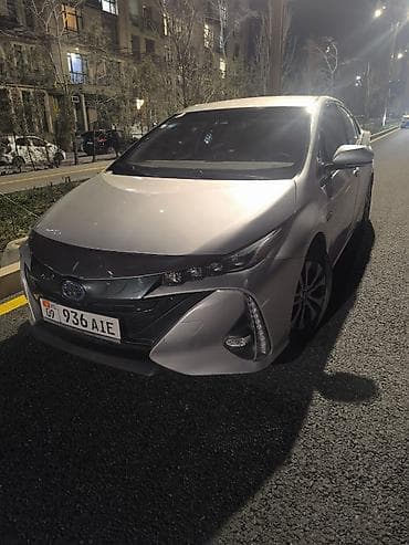 rav4 2021: Toyota Prius: 2020 г., 1.8 л, Автомат, Гибрид, Хэтчбэк — 3