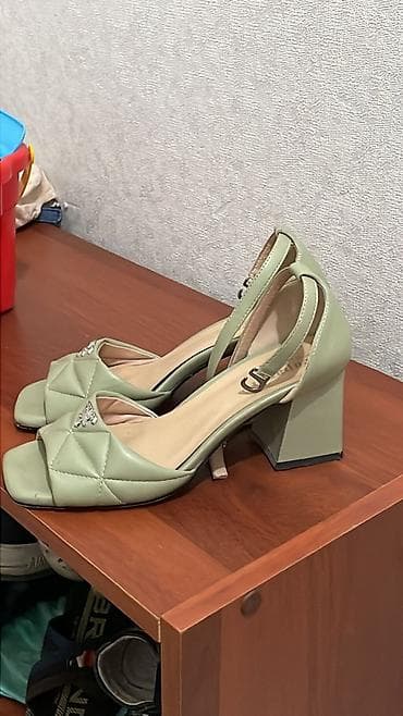 700 сом: Продаю босоножки. Состояние отличное. Один выход. Размер 35-35,5. Цена — 1