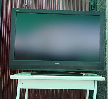 Телевизор Sony BRAVIA, диагональ ~32–37" (ориентировочно 32"). Плоская