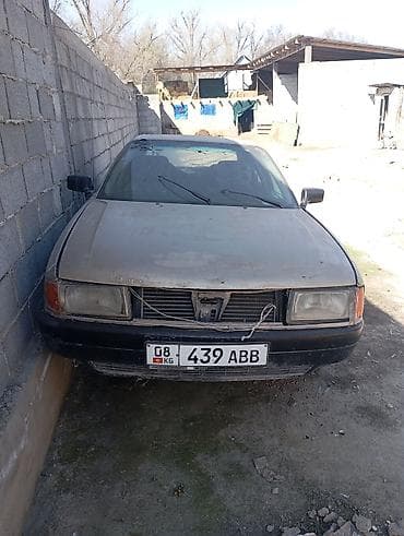 Легковой автомобиль седан, ориентировочно конца 1980‑х – начала 1990‑х