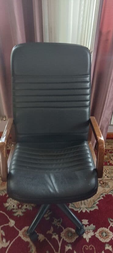 офисные столы буу: Офисное кресло, Б/у, С колесиками, цвет - Черный, Кожа, Самовывоз, Платная доставка — 1
