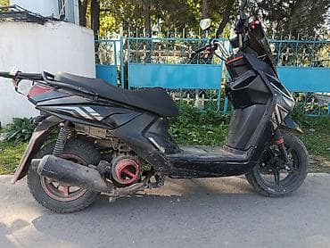 мото бишкек: Скутер спортивного стиля, черный с красными и неоново‑жёлтыми — 3