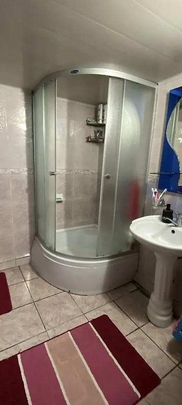 кыргыз недвижимости: 60 м², 3 бөлмө, Унаа токтотуучу жай, Забор, тосулган — 5