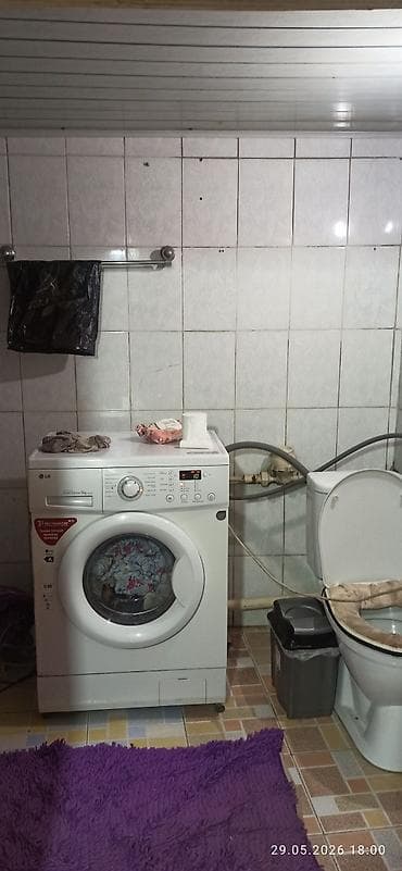 с отдельным входом: Дом с участком и отдельным въездом через высокие металлические ворота — 4