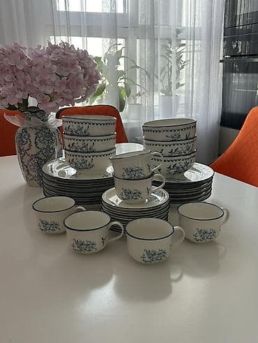 фарфоровая: Фарфоровый столовый сервиз в классическом бело-голубом стиле. Новый — 1