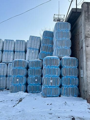 Упакованные тюки с минеральной ватой, предназначенные для тепло- и