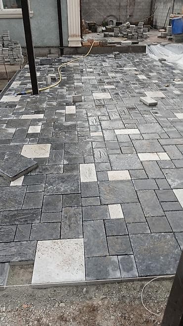 Укладка тротуарной плитки «под камень» и декоративных панелей -