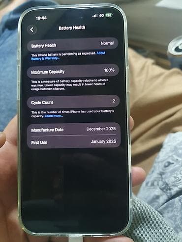 s 5 5: IPhone 17 Pro Max, Б/у, 256 ГБ, Серебристый, Зарядное устройство, Защитное стекло, Чехол — 3