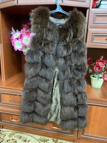 Жилет песец в очень хорошем состоянии размер 42-44