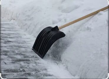 Игрушки: Уборка территории от снега бригада рабочих со своими инструментами — 1