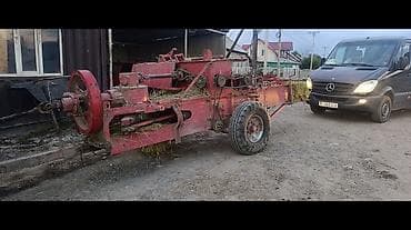 Красный пресс-подборщик предназначен для сбора и прессования сена или