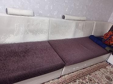 Угловой диван. цвет белая кожа. просим 2000. самовывоз. тел