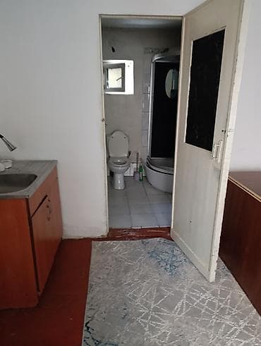 Недвижимость: Сдаю девушке одну комнату в большом частном доме условия имеются В — 3