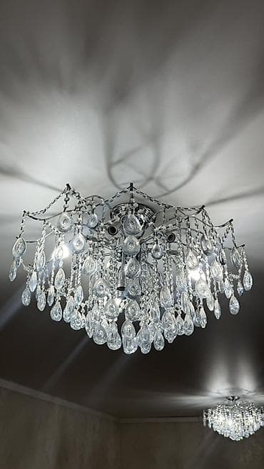 Есть 2 одинаковые Потолочные люстры с хрустальными подвесками
