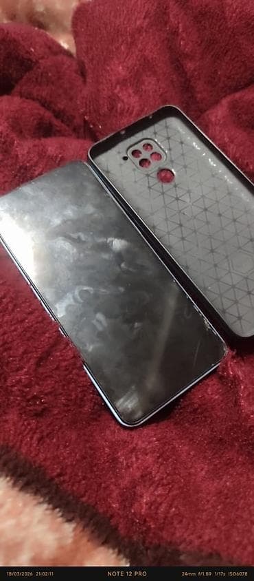 подставка под телефон: Смартфон с чехлом - Экран: полноразмерный, сенсорный; на фото видны — 1