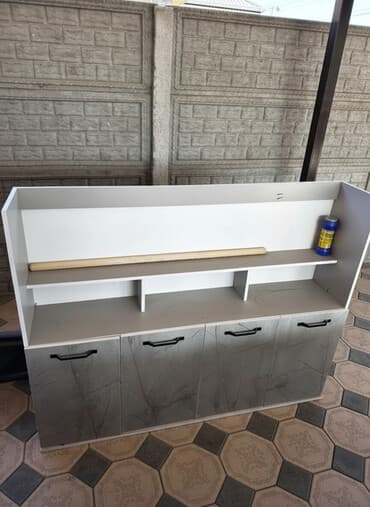 Верх шкафа от кухонного мебеля - Корпус белого цвета, фасады нижних