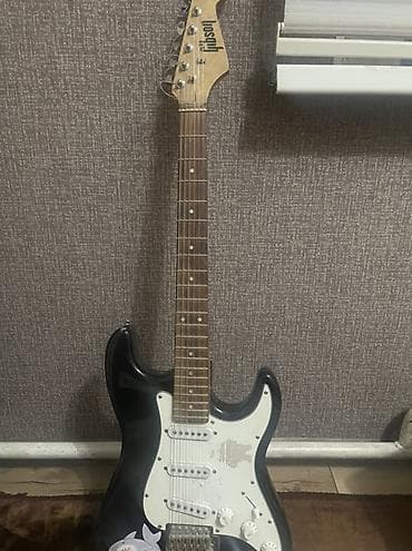 Электрогитара форм‑фактор Stratocaster. - Корпус: черный глянец с
