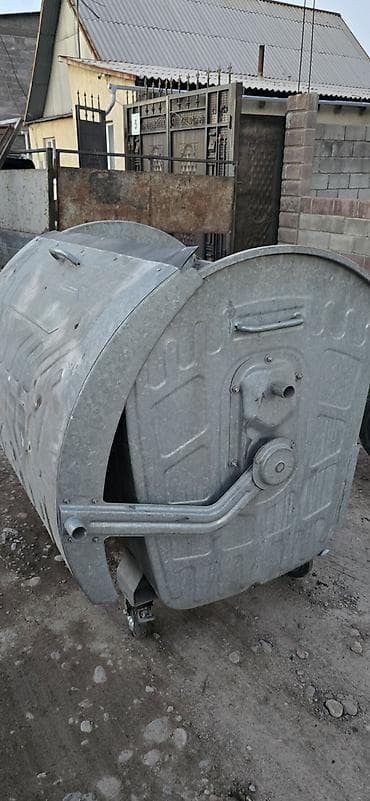 кантанер: Металлический контейнер для ТКО на колесах. - Объем: примерно 2 м³ — 4