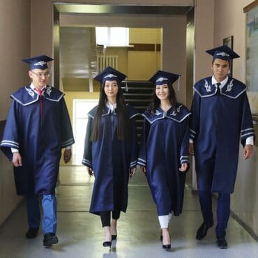 мед халаты бишкек: Мы даем мантии на прокат. Уважаемые выпускники! Ждём ваших заказов — 12