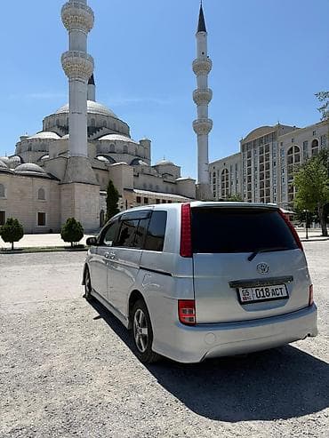 isis: Toyota Isis: 2004 г., 1.8 л, Автомат — 4