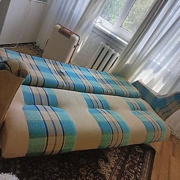 Раскладной диван-кровать с широкой спальной поверхностью