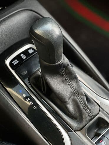 крутые машины: Toyota Corolla: 2020 г., 1.8 л, Вариатор, Гибрид, Седан — 6