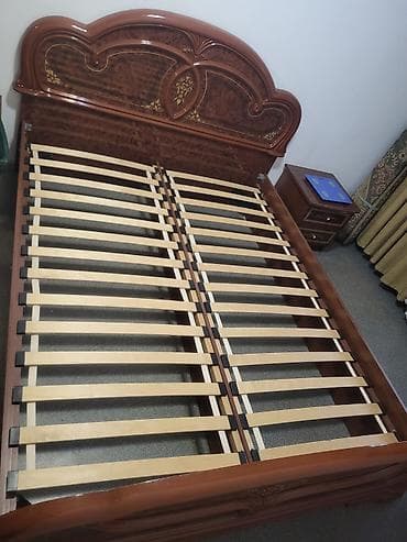 кованая мебель: Двуспальная кровать с высоким фигурным изголовьем в классическом — 3