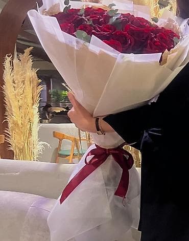 Промышленная химия: Свежий букет из 35 красных роз с эвкалиптом 80 см Самовывоз район кок — 1