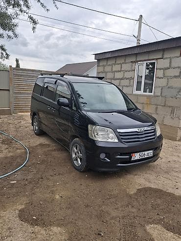 Toyota Noah: 2004 г., 2 л, Автомат, Бензин, Минивэн — 2