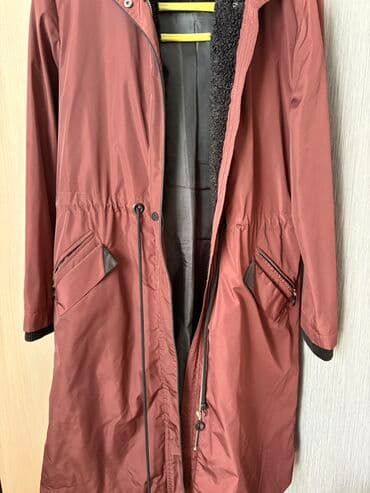 плащи от дождя: Женская парка/плащ с капюшоном, длина ниже бедра. Цвет — тёплый — 1