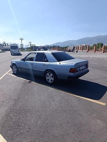 eafc 25: Mercedes-Benz W124: 1990 г., Седан — 4
