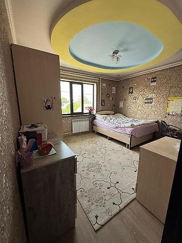 продаю дом ала тоо 1: Продаю дом 3 уровня! Расположен район Пишпек, пересечение — 9