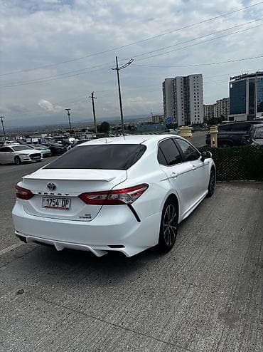 chrysler 300c: Toyota Camry: 2020 г., 2.5 л, Вариатор, Гибрид, Седан — 4