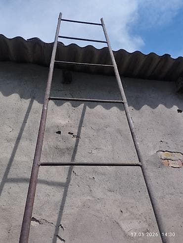 Металлическая приставная лестница для крыши/фасада at lalafo.kg Металлическая приставная лестница для крыши/фасада
