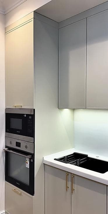 silver kitchen: Кухонный гарнитур в классическом стиле с современными акцентами. - — 2