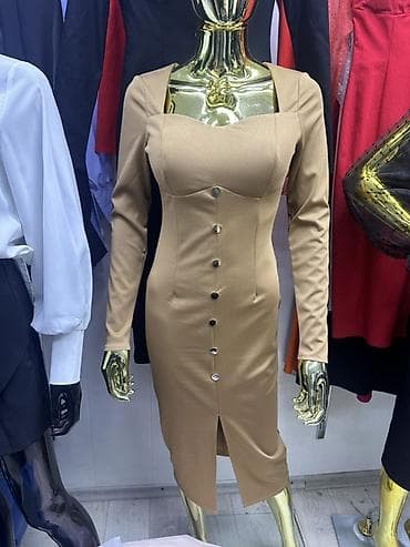 Платье миди с длинными рукавами и выразительной линией декольте