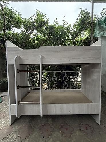 стол уголок: Двухъярусная детская кровать, Б/у, ЛДСП, цвет - Белый — 1