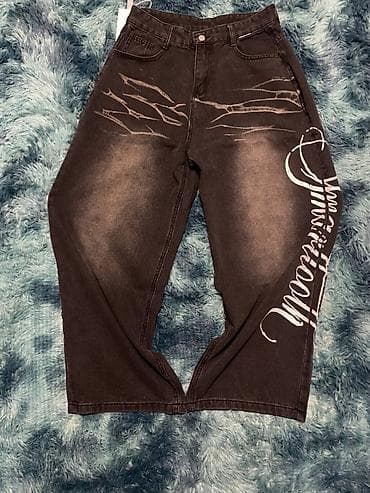 Широкие джинсы карго-стайл, черные с эффектом выцветания и принтами — 1