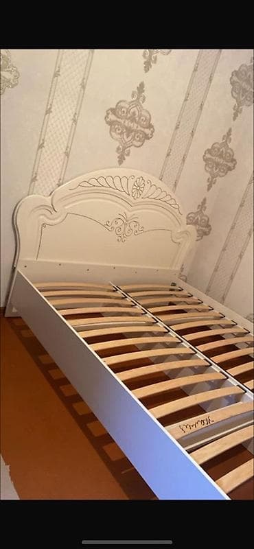 с мебелью: Двуспальная кровать, Каркас без матраса, длина - 200 см — 1