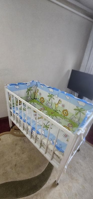small table: Детская кроватка с мягким защитным бампером - Классическая деревянная — 2