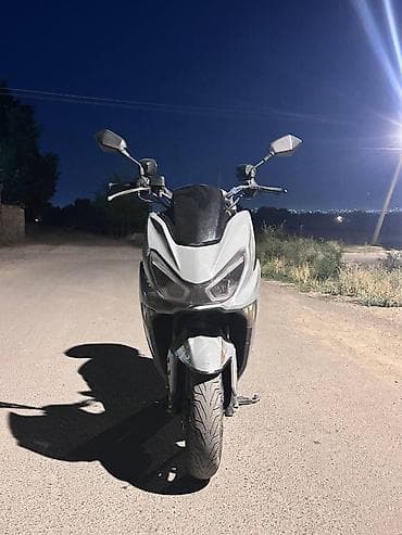 adv скутер: Скутер Benelli 250 (надпись на боковой панели). Городской макси-скутер — 3