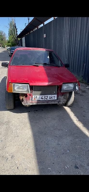 Продаётся автомобиль хэтчбэк красного цвета. Компактный 3‑дверный
