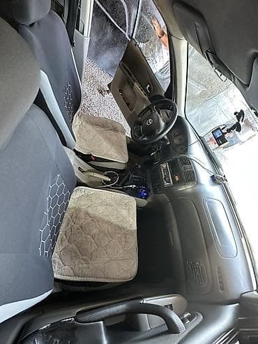 Унаа сатуу: Mazda 323: 2002 г., 2 л, Кол менен иштөөчү, Бензин, Хетчбек — 5
