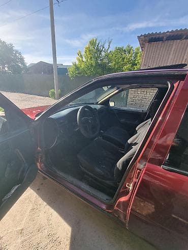 volkswagen passat каракол: Opel Vectra: 1994 г., 1.8 л, Кол менен иштөөчү, Бензин, Седан — 5