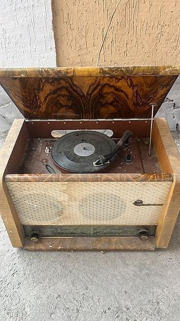 Виниловый проигрыватель-радиола советского образца в деревянном — 1