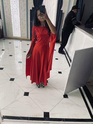 красное платье с открытыми плечами: Сатылат
Баасы 2000 — 2