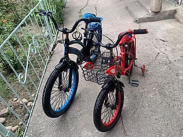Детские велосипеды BMX-стиля - Два велосипеда: черно‑синий и красный